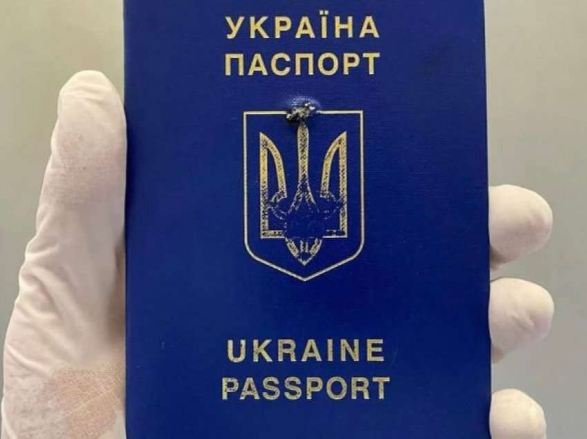 Pasaporta ukrainase ia shpëton jetën adoleshentit, copëza e raketës ngec në kornizën e dokumentit identifikues
