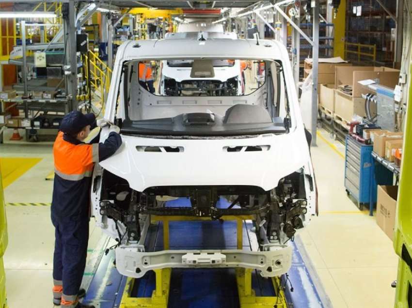 Ford pezullon operacionet në Rusi