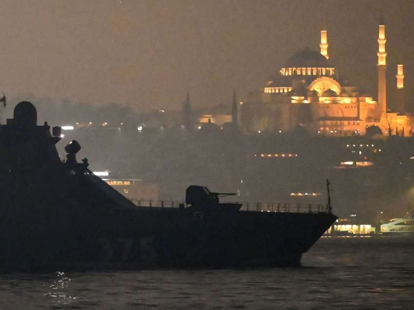 Turqia ua ndalon të gjitha vendeve kalimin e anijeve luftarake nëpër ngushticat turke