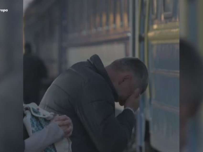 Ukrainasit ndahen mes lotësh në stacionin e trenave në Kiev