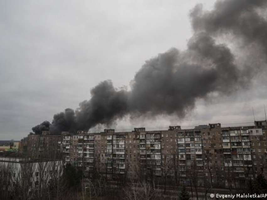 Rusët sulmojnë fabrikën e miellit në Kiev, të paktën 13 të vrarë