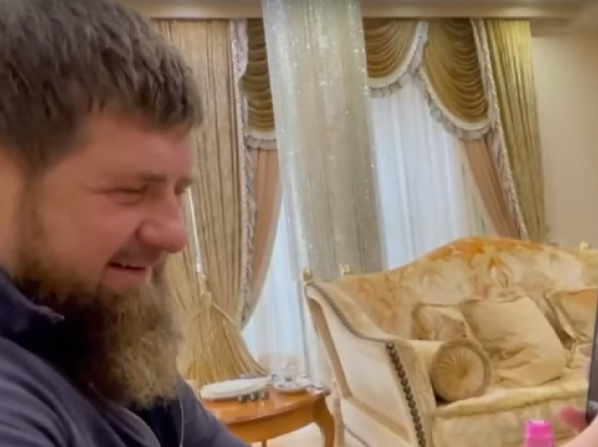 Thotë se është në frontin e luftës, Kadyrovi i Çeçenisë bisedon me vëllain e tij përmes video-lidhjes