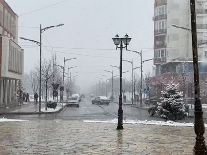 Reshjet e borës në Kukës/ Rrugët të kalueshme, kërkohet pajisja me zinxhir