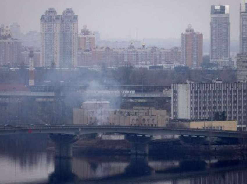 Raketat godasin një aeroport ushtarak në jug të Kievit