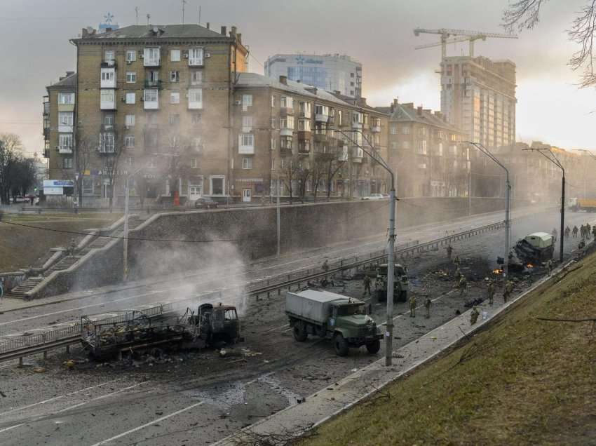 Goditet me raketë ndërtesa e banimit në Kiev, vdes një person