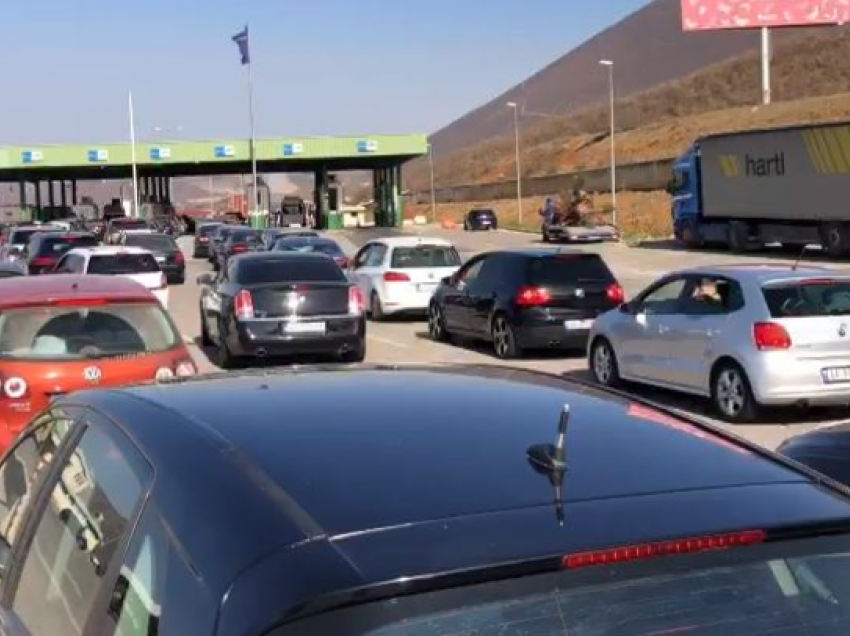 Radhë me makina në Morinë, qytetarët e Kosovës kthehen pas fundjavës në Shqipëri