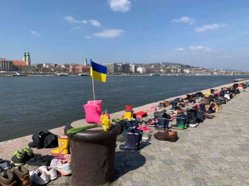 Vendosen këpucë afër Danubit për të përkujtuar viktimat e Mariupolit