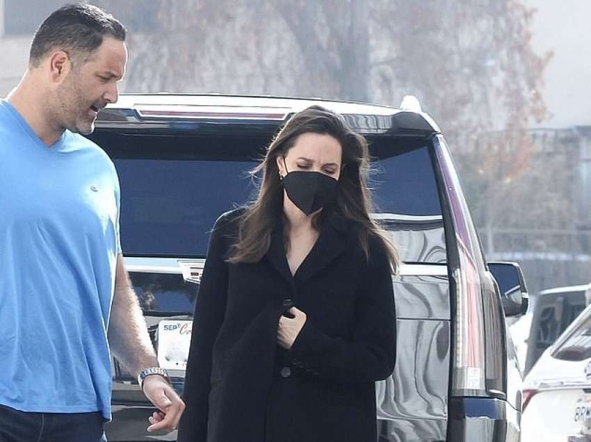 Angelina Jolie duket elegante me një pallto të zezë, teksa arrin në një hotel në Los Feliz