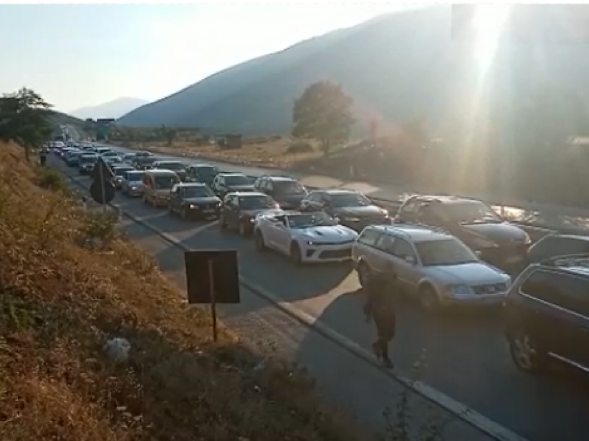 Fundjavë në Shqipëri, radhë më makina në Morinë