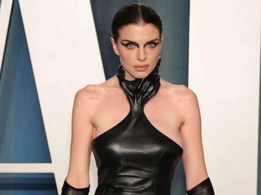 Julia Fox rrëmbeu vëmendjen të gjithëve me veshjen e saj në ‘Vanity Fair Oscar’/ Çanta e dorës e stiluar me flokë njeriu