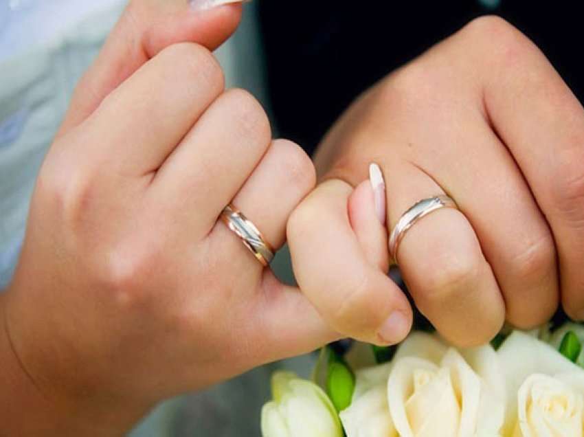 A e dini përse unaza e martesës vendoset në dorën e majtë?