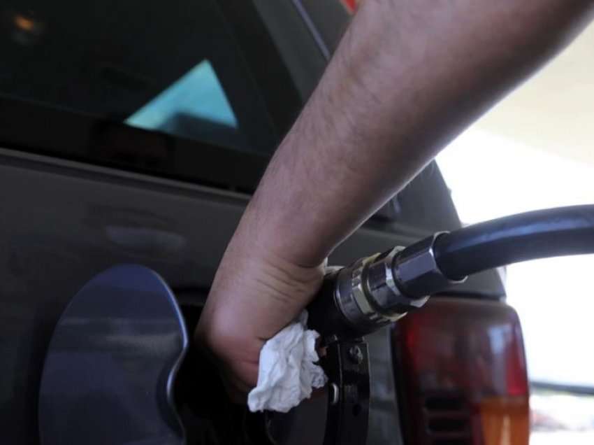 Nafta lirohet në botë, shtrenjtohet në Kosovë