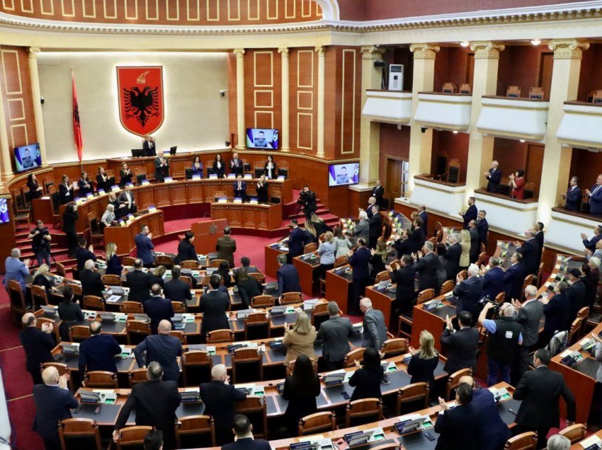 VOA: Shqipëri, s’ka kandidat, dështon votimi i parë për presidentin e ri