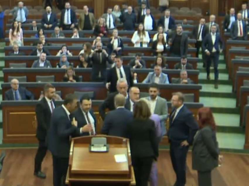 Tensione në Kuvend, Abelard Tahiri e përplas kutinë e votimit në Kuvend