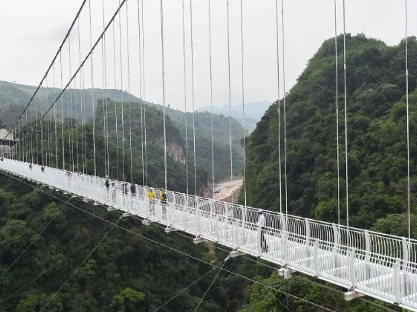 E mahnitshme, por e frikshme! Hapet për turistët ura prej xhami më e gjatë në botë. A do të guxonit?