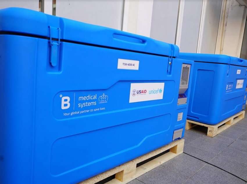 ​UNICEF dhe USAID dhurojnë donacion 270 frigoriferë dhe ngrirës të vaksinave