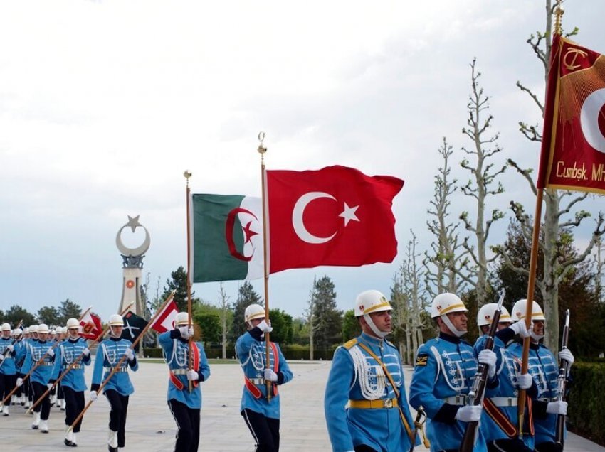 Përse i druhet Turqia anëtarësimit në NATO të vendeve nordike?