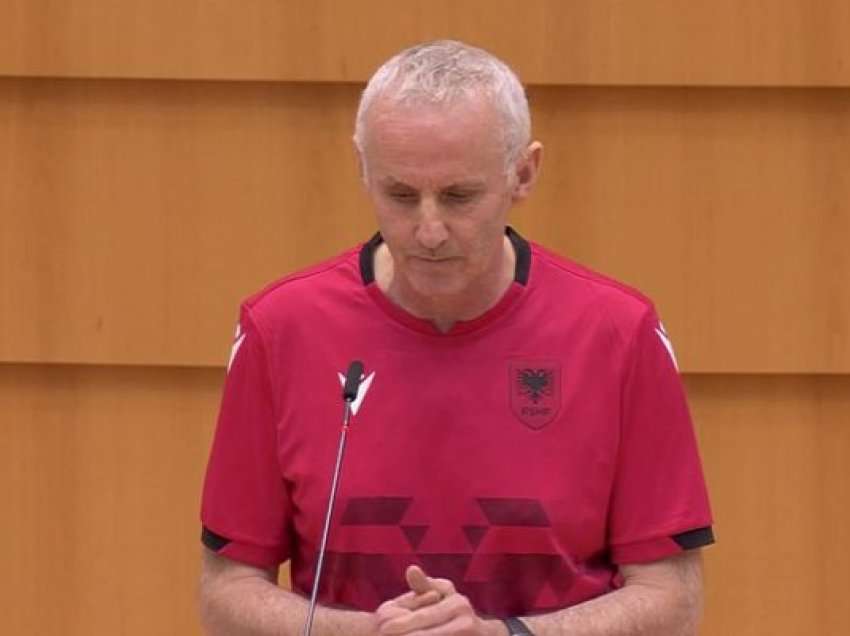 Moment i veçantë për Shqipërinë në Parlamentin Evropian, eurodeputeti irlandez mban fjalim me bluzën e kombëtares kuqezi
