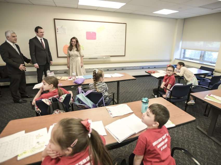 Kryeministri Kurti vizitoi shkollën shqipe në Nju Jork