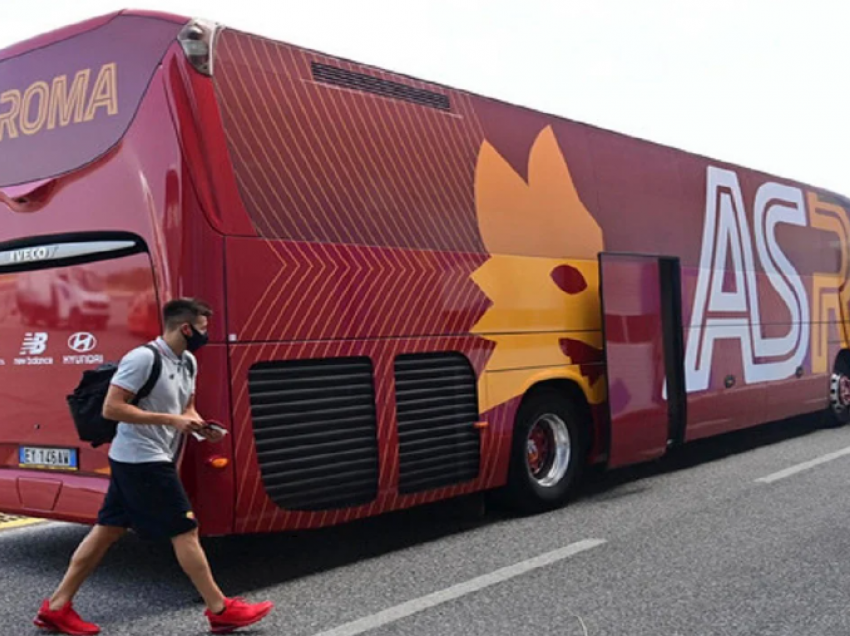 Roma mbërrin në Tiranë, autobusi verdhëkuq shoqërohet nën masa të rrepta sigurie