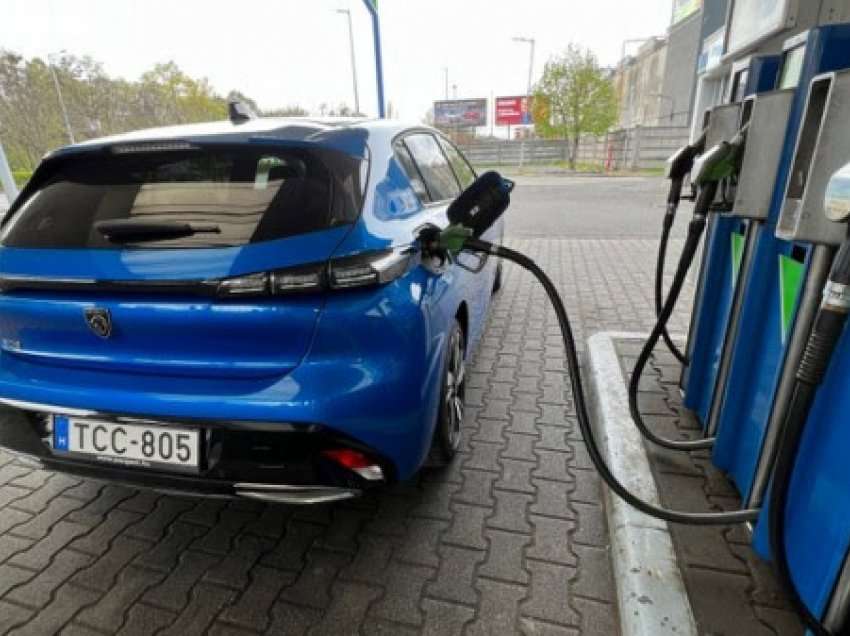​Hungaria heq çmimet më të ulëta të karburantit për makinat e huaja