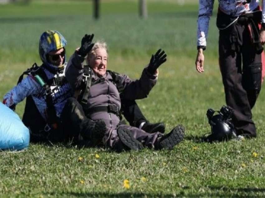 ​Suedezja 103-vjeçare thyen rekordin botëror të hedhjes me parashutë