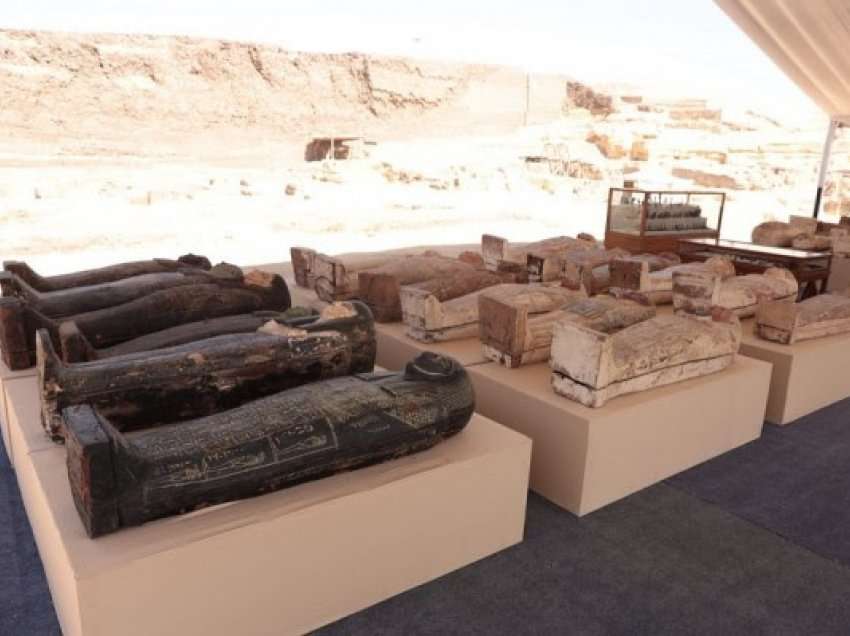 ​Qindra arkivole e statuja të lashta u zbuluan pranë Kajros