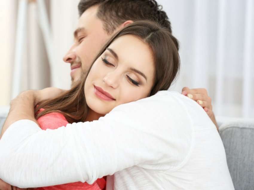 Përqafimet me partnerin mposhtin stresin, por vetëm nëse je femër, zbulon studimi