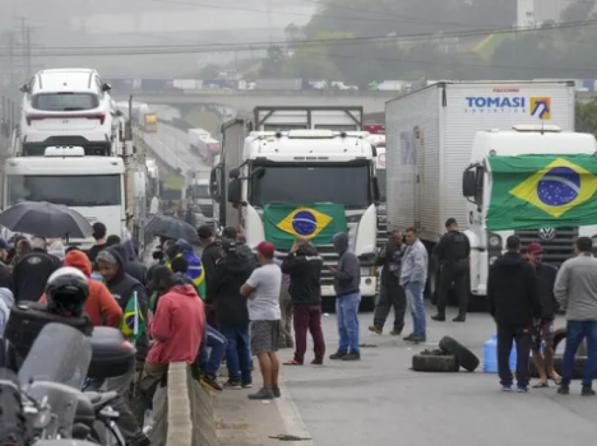 Brazilianët nuk kapërdijnë dot humbjen e Bolsonaros, kamionistët bllokojnë autostradat dhe kërkojnë…