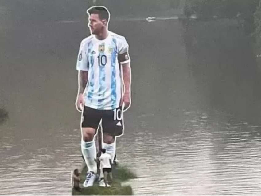 Fotoja gjigante e Lionel Messit ngrihet në mes të lumit…