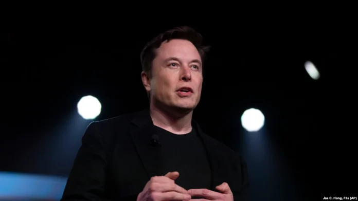 Elon Musk fillon largimet masive nga puna në “Twitter”