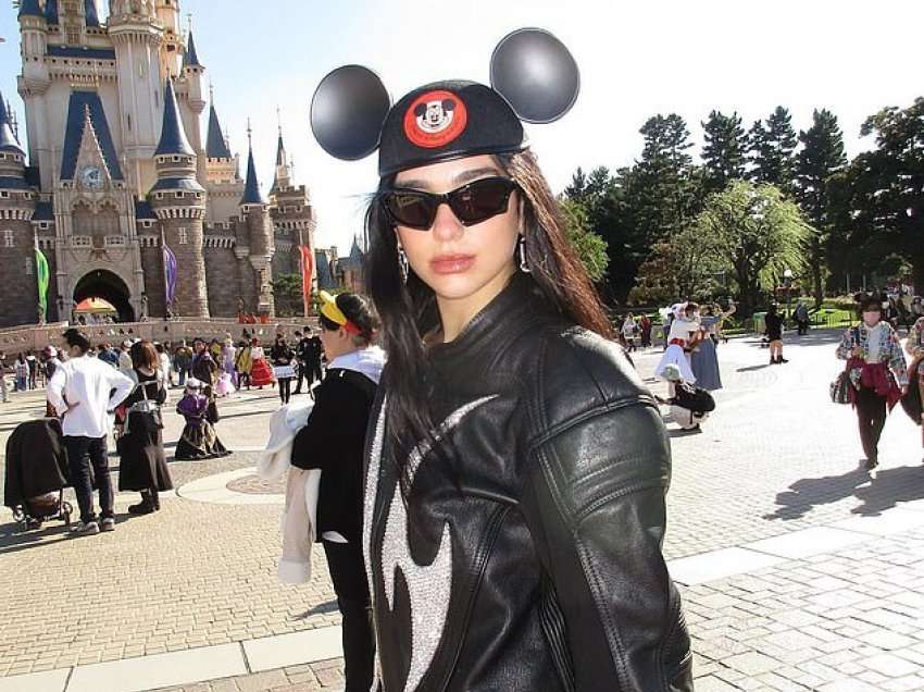 Dua Lipa duket atraktive, gjersa shëtitet në Disneyland të Tokios