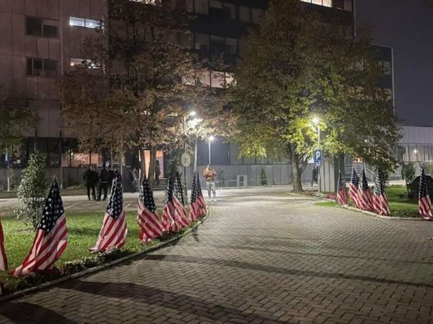Oborri i Qeverisë së Kosovës mbushet me flamuj amerikanë