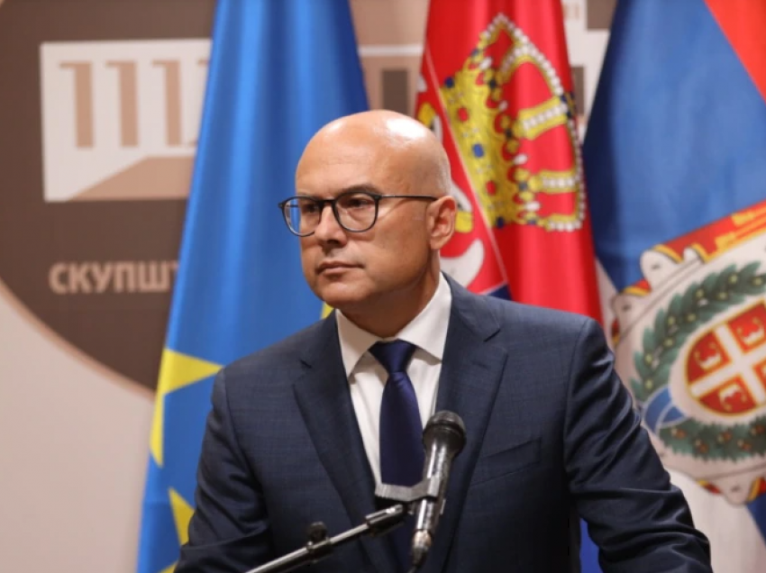 Ministri serb i mbrojtjes tregon kushtin e Serbisë, që serbët të kthehen në institucionet e Kosovës
