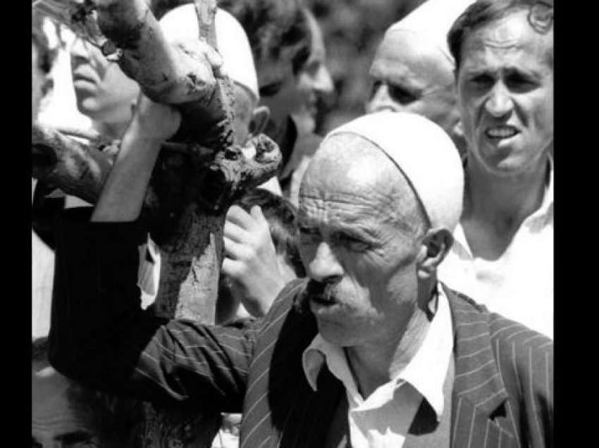 Kjo fotografi është bërë në Prishtinë gjatë një proteste në vitin 1990, ka një histori pas saj