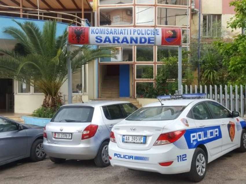 Përfshihet nga flakët automjeti i parkuar në Sarandë, policia nis hetimet