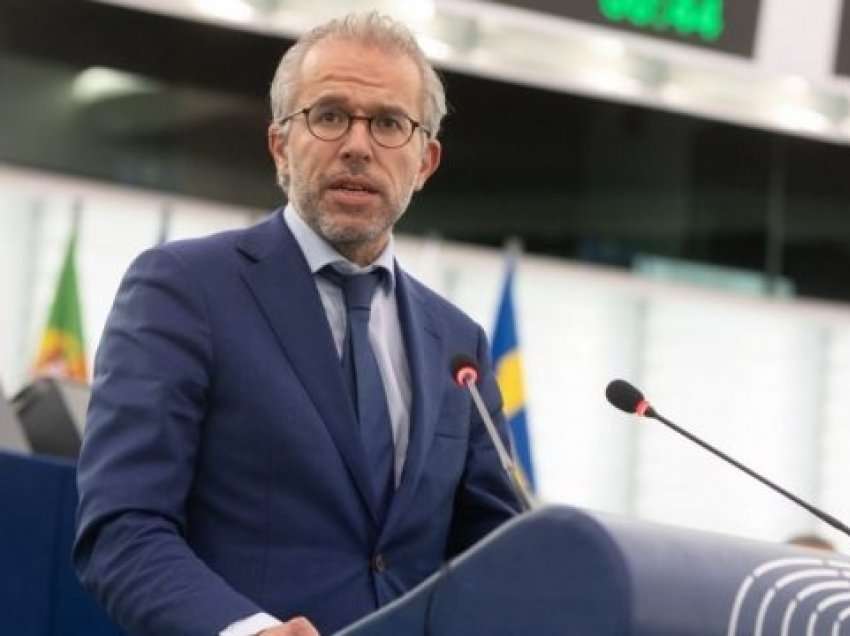 “E turpshme”, eurodeputeti holandez godet BE-në për çështjen e vizave për Kosovën