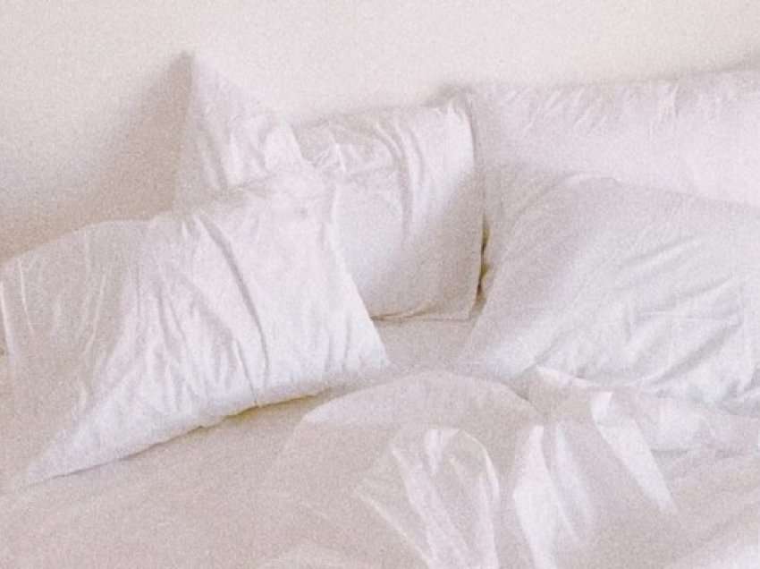 ​Largoni njollat e verdha nga jastëkët: Një ilaç mrekullibërës me vetëm pak përbërës