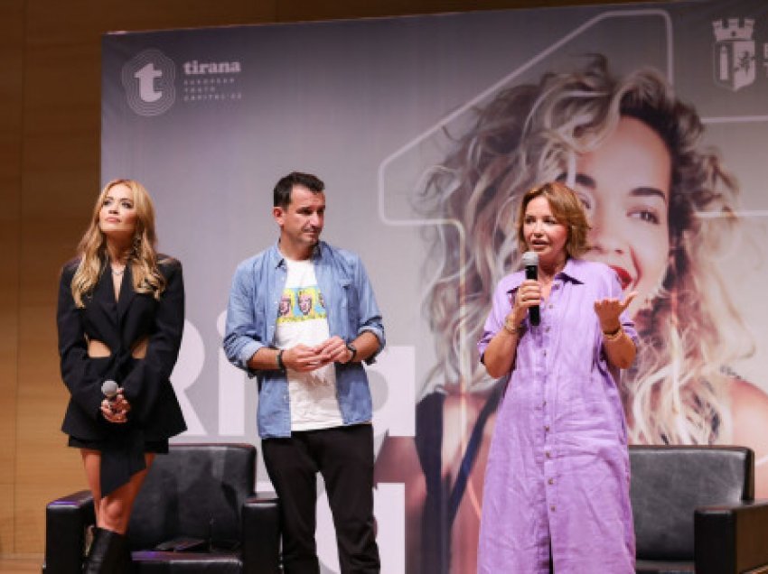 Rita Ora në Tiranë, këngëtarja bashkëbisedim me studentët e Liceut Artistik: Fokusohuni tek vetja juaj, mos dëgjoni se çfarë thonë të tjerët!