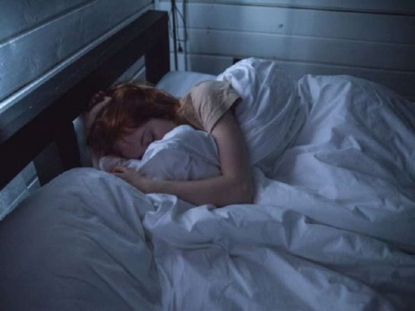 ​A është e shëndetshme të flesh në errësirë të plotë?