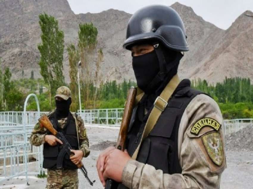 ​Ushtria e Taxhikistanit shkatërroi një urë në Kirgistan