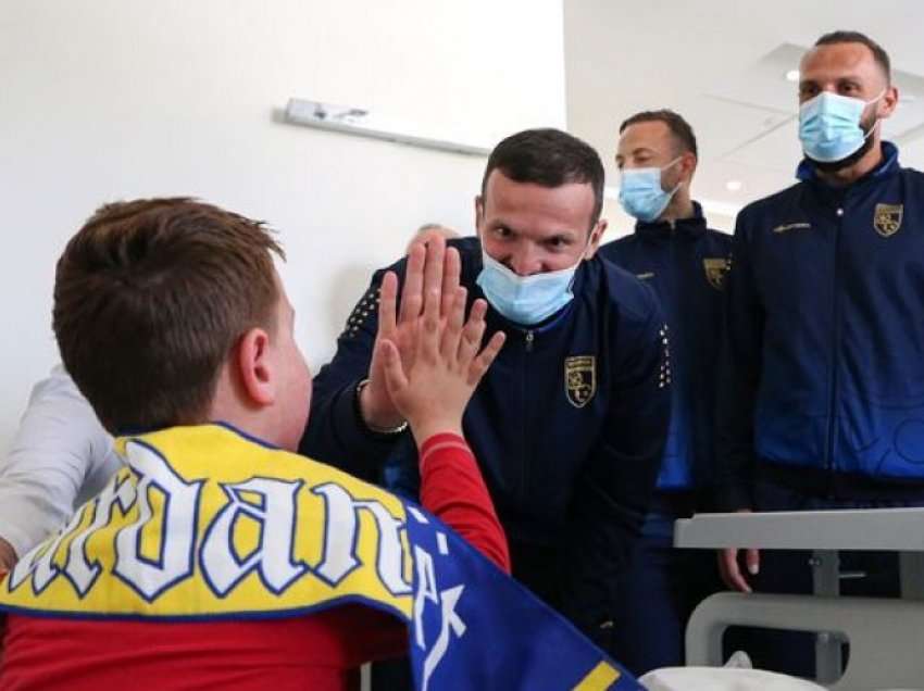 FFK pjesë e fushatës humanitare, futbollistët shpërndajnë fanella