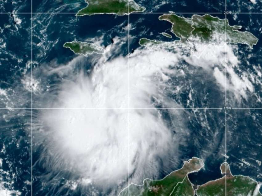 Furtuna tropikale Ian forcohet ndërsa lëviz drejt Kubës dhe Floridas