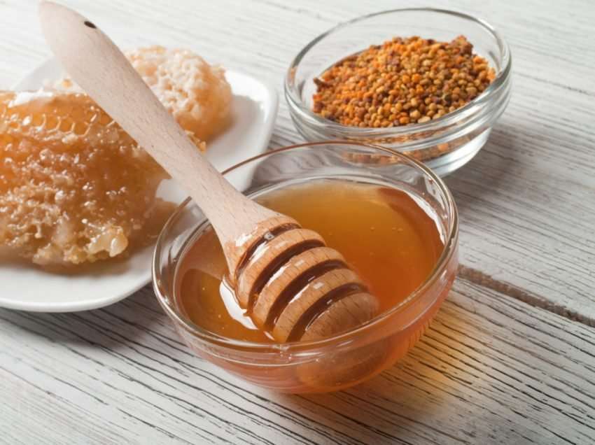 Nuk është më sekret, si të dalloni mjaltin origjinal nga ai me sheqer
