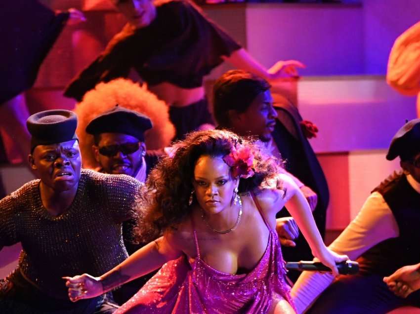 Rikthimi i madh i Rihanna-s! Artistja do performojë në “Super Bowl” në 2023