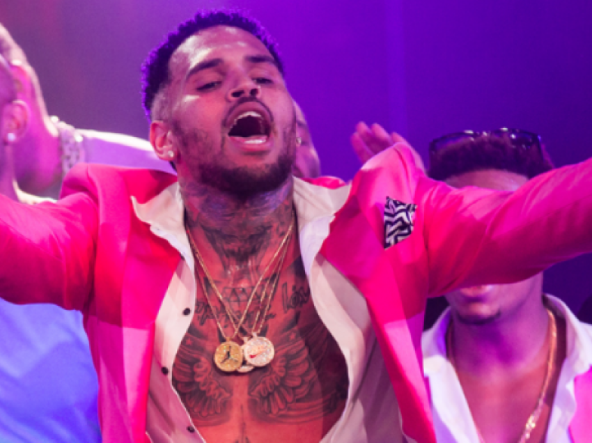Një producent muzikor pretendon se Chris Brown e ka goditur atë me shishe në kokë në një klub nate