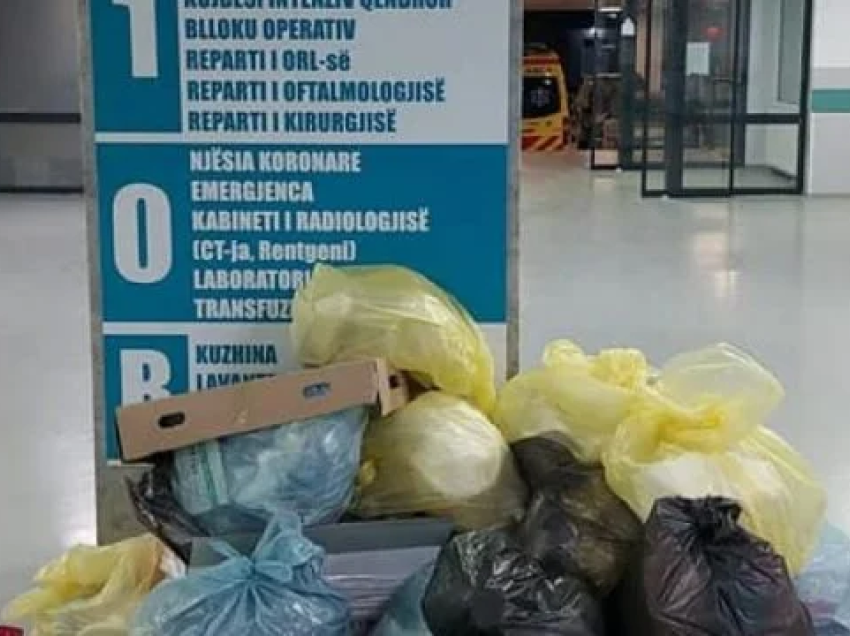 Spitali i Gjakovës mbushet me mbeturina