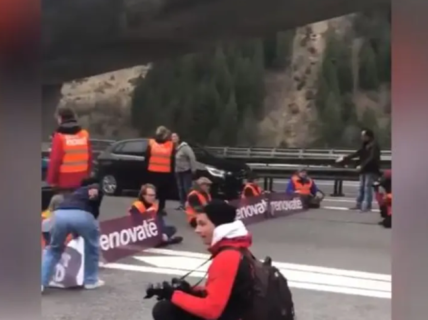 Ndryshimet klimatike/ Aktivistët në Zvicër bllokojnë rrugët në shenjë proteste