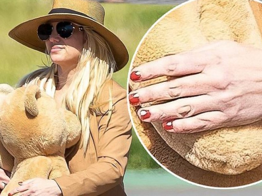 Rikthehet në Los Angeles nga pushimet në Hawaii- Britney Spears fotografohet sërish pa unazën e martesës