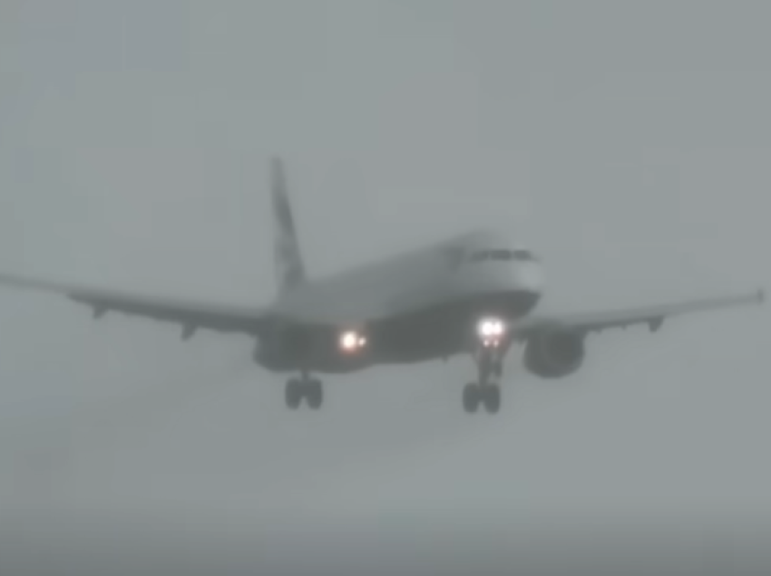Momente tmerri, avionët nuk ulen dot në pistën e aeroportit për shkak të erërave të forta